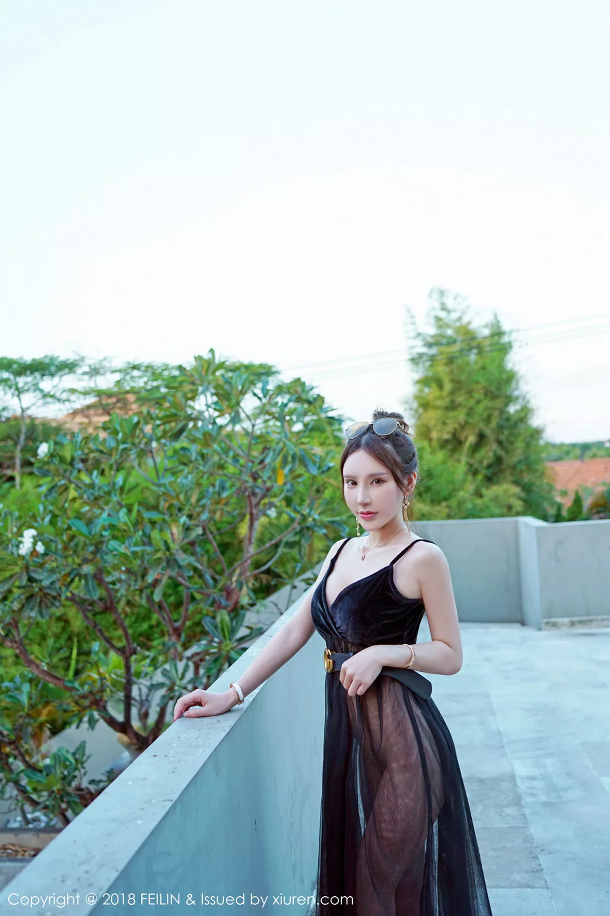 秀人集.com_[FeiLin嗲囡囡]Vol.163_女神周于希菲律宾旅拍无内黑丝裤袜+泳池真空薄纱诱惑写真41P