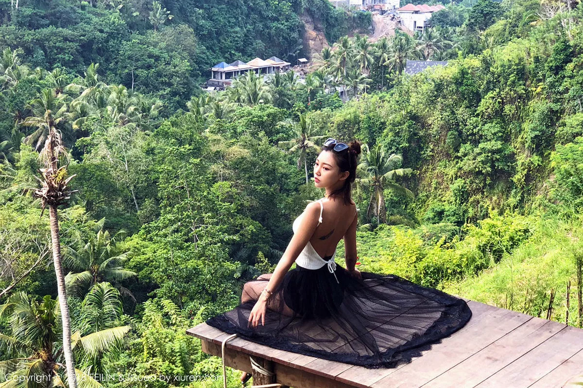 秀人集.com_[FeiLin嗲囡囡]Vol.164_嫩模冯木木LRIS班塔延岛旅拍户外红色背心配短裤性感写真40P