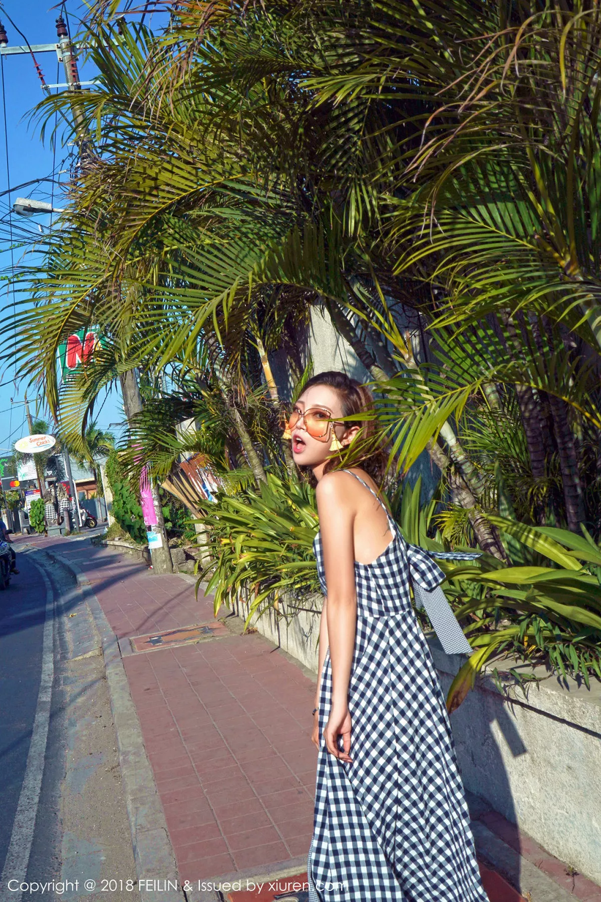 秀人集.com_[FeiLin嗲囡囡]Vol.164_嫩模冯木木LRIS班塔延岛旅拍户外红色背心配短裤性感写真40P