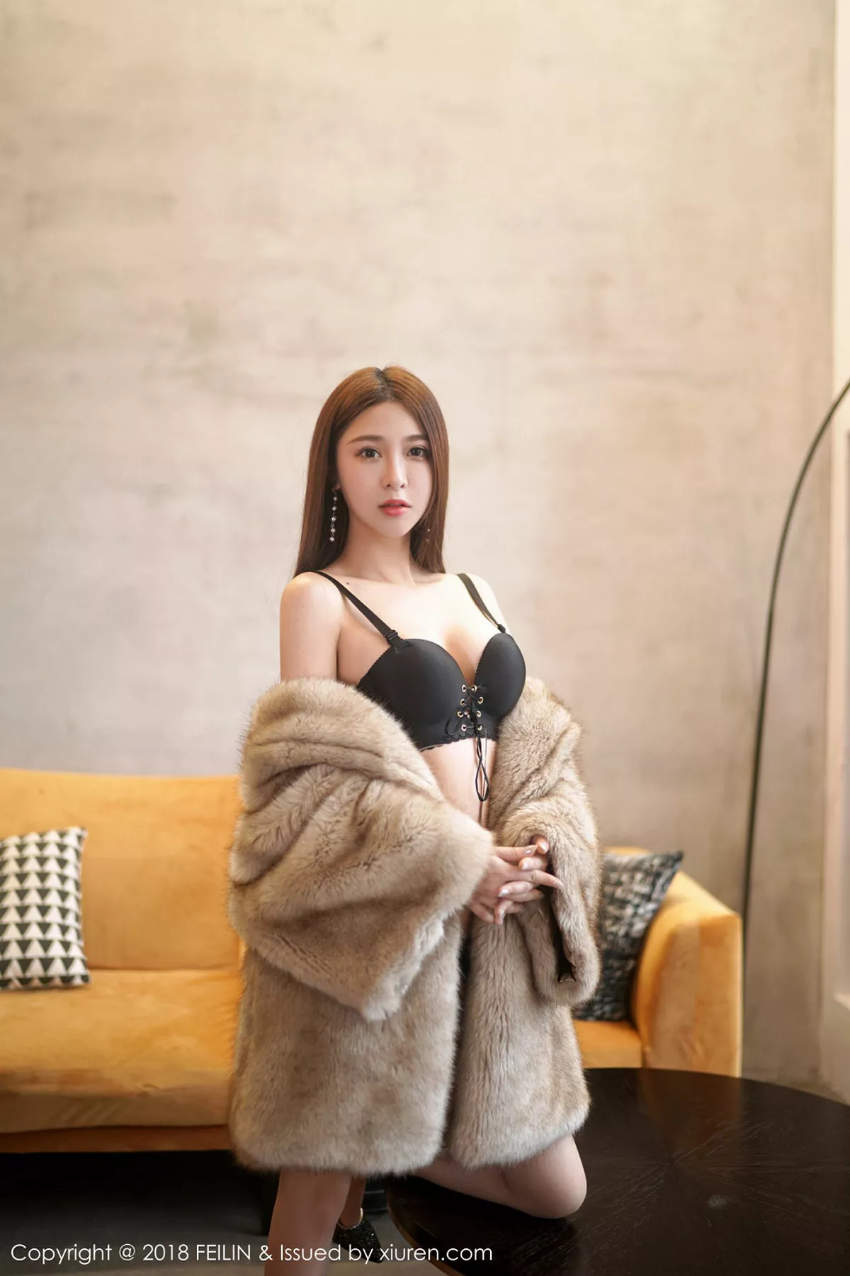 秀人集.com_[FeiLin嗲囡囡]Vol.165_清甜美女luna张静燕皮草下性感黑色内衣秀完美身材写真40P