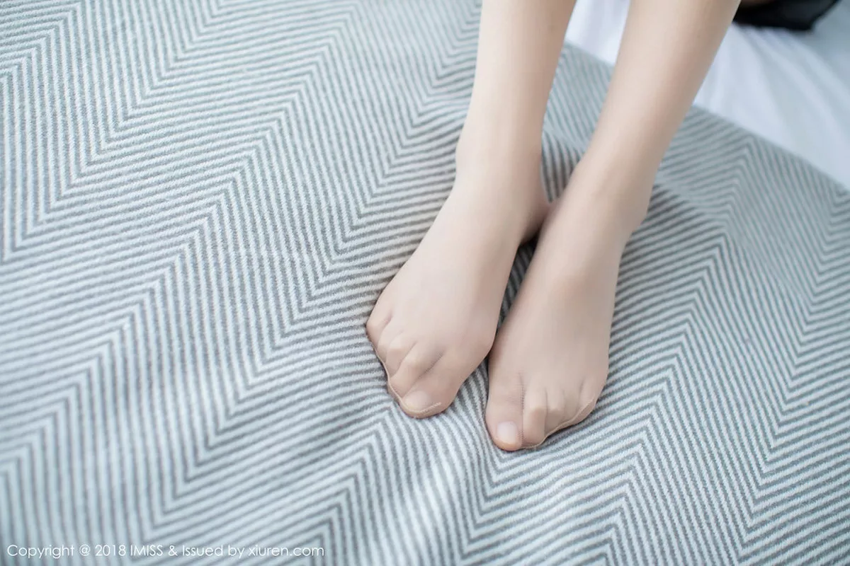 秀人集.com_[IMISS爱蜜社]Vol.286_气质女神猫宝黑色连身裙配肉丝裤袜秀修长美腿妩媚诱惑写真49P