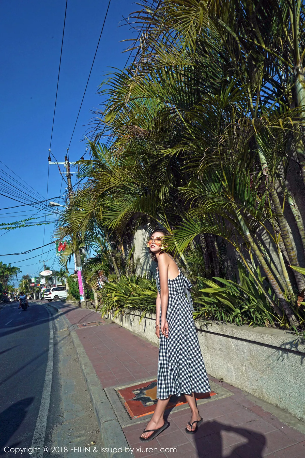 秀人集.com_[FeiLin嗲囡囡]Vol.164_嫩模冯木木LRIS班塔延岛旅拍户外红色背心配短裤性感写真40P