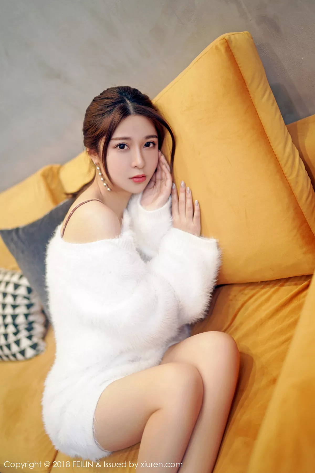 秀人集.com_[FeiLin嗲囡囡]Vol.165_清甜美女luna张静燕皮草下性感黑色内衣秀完美身材写真40P