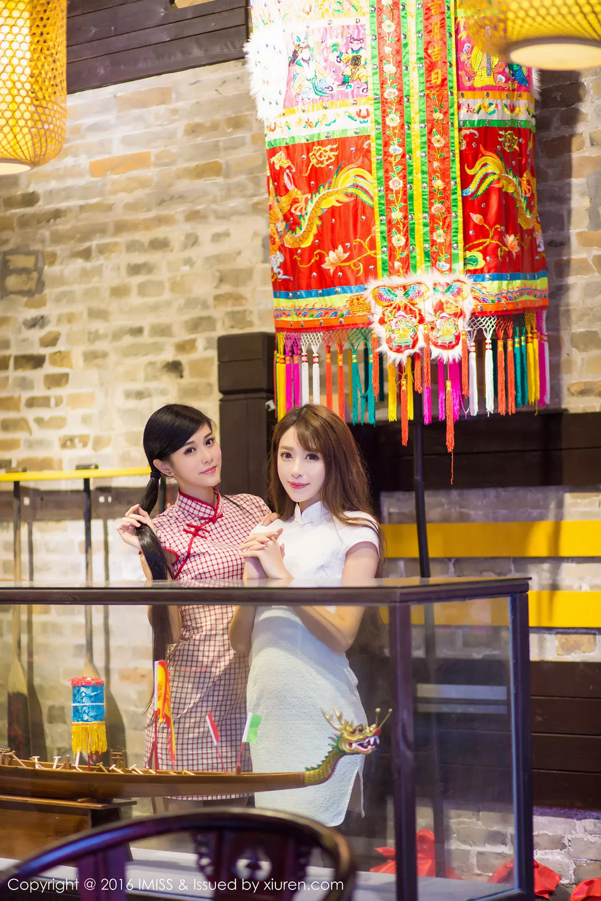 秀人集.com_[IMISS爱蜜社]Vol.070_嫩模王曼妮&谭小雅古典旗袍风完美身材性感迷人写真60P