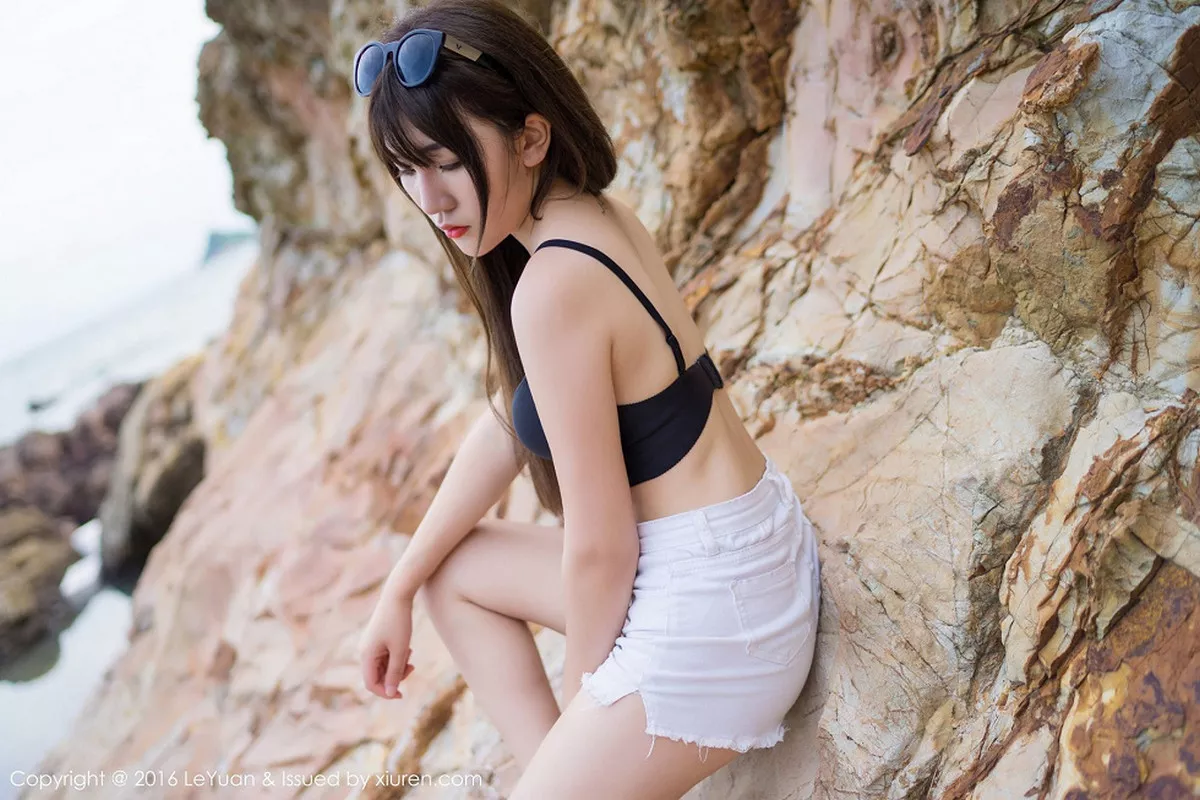 秀人集.com_[LeYuan星乐园]Vol.011_嫩模冷不丁海边性感比基尼白嫩肌肤完美身材迷人写真54P