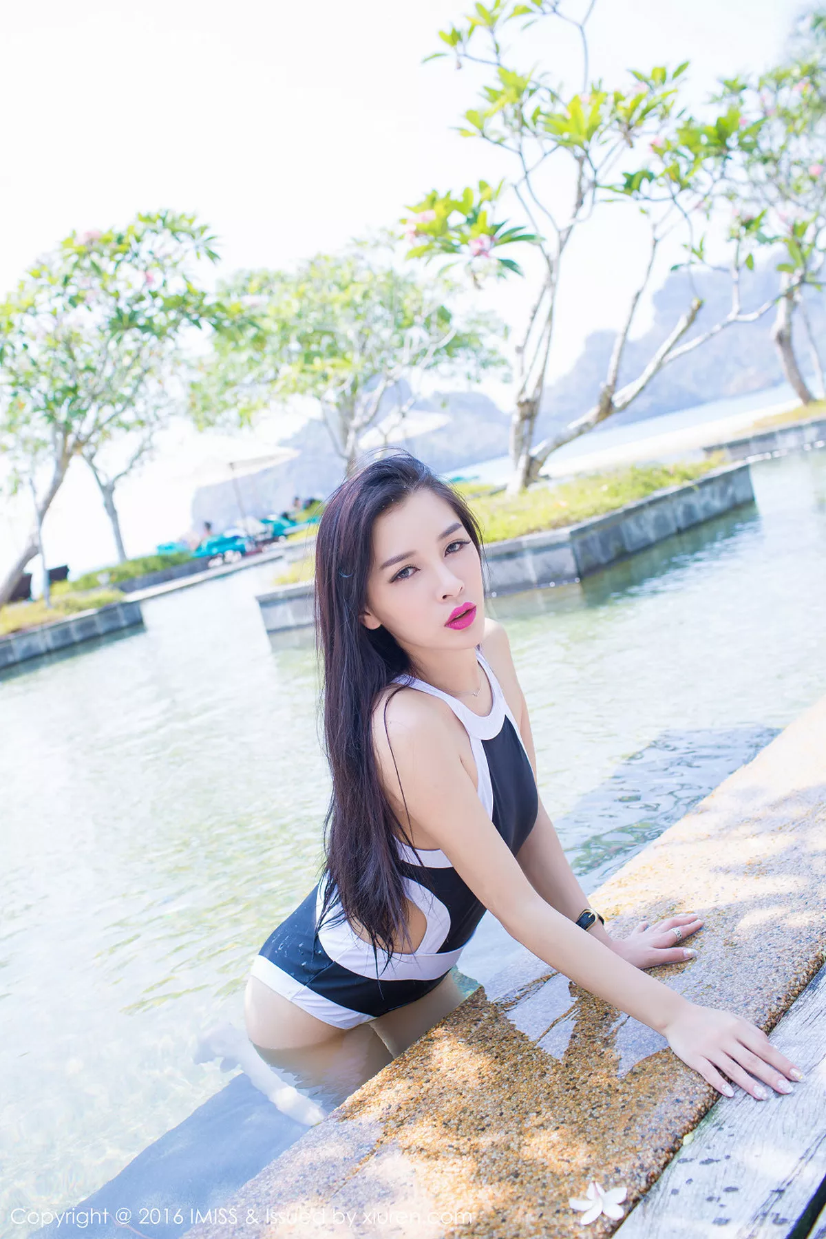 秀人集.com_[IMISS爱蜜社]Vol.085_嫩模戴小唯兰卡威旅拍性感比基尼系列完美身材写真49P