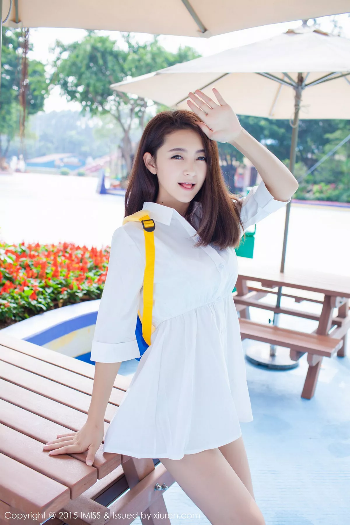 秀人集.com_[IMISS爱蜜社]Vol.053_嫩模夏茉GIGI小清新街拍白色衬衣迷人内裤写真50P