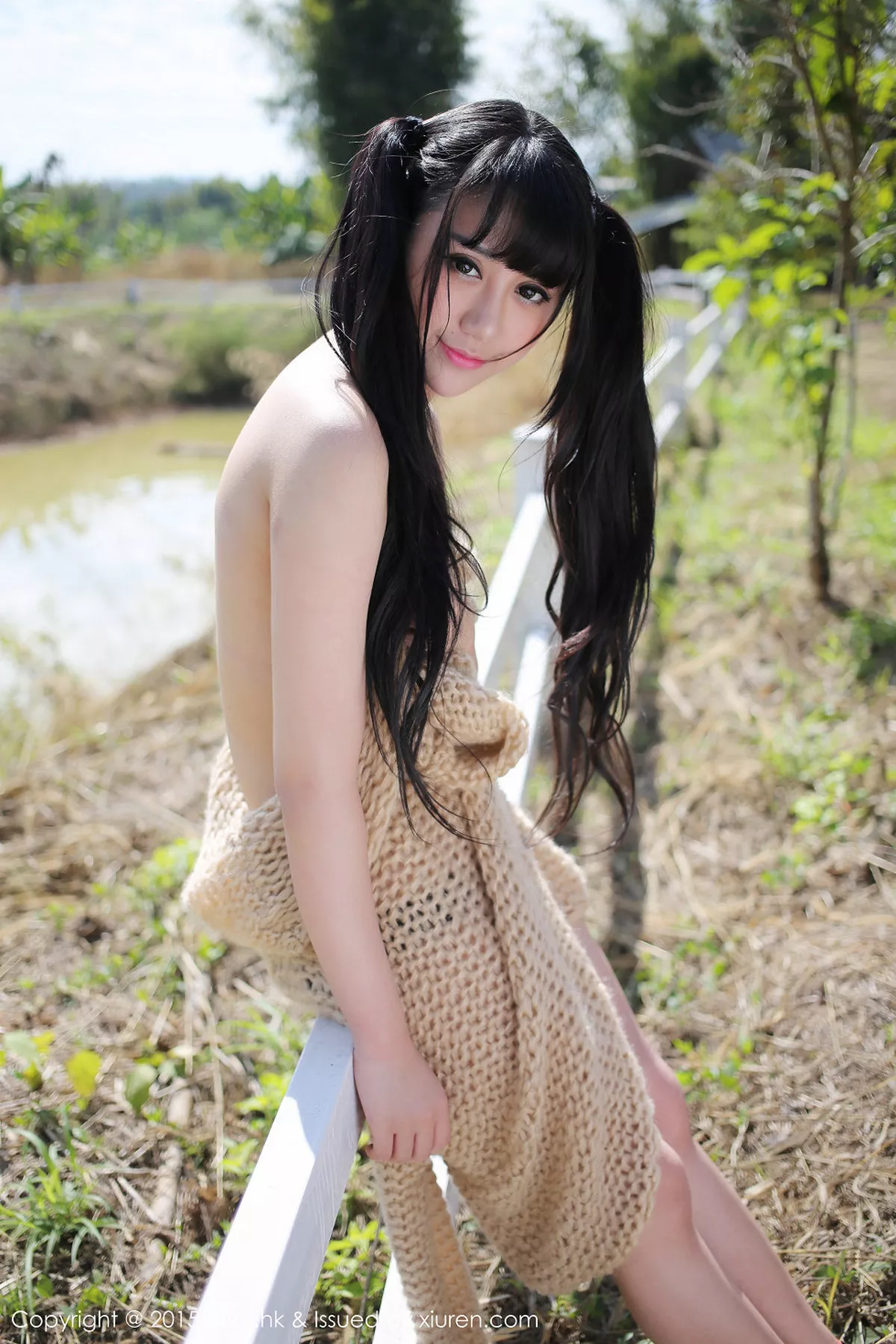 秀人集.com_[MyGirl美媛馆]Vol.093_嫩模杨晓青儿泰国旅拍宽大毛衣白嫩肌肤性感翘臀写真82P