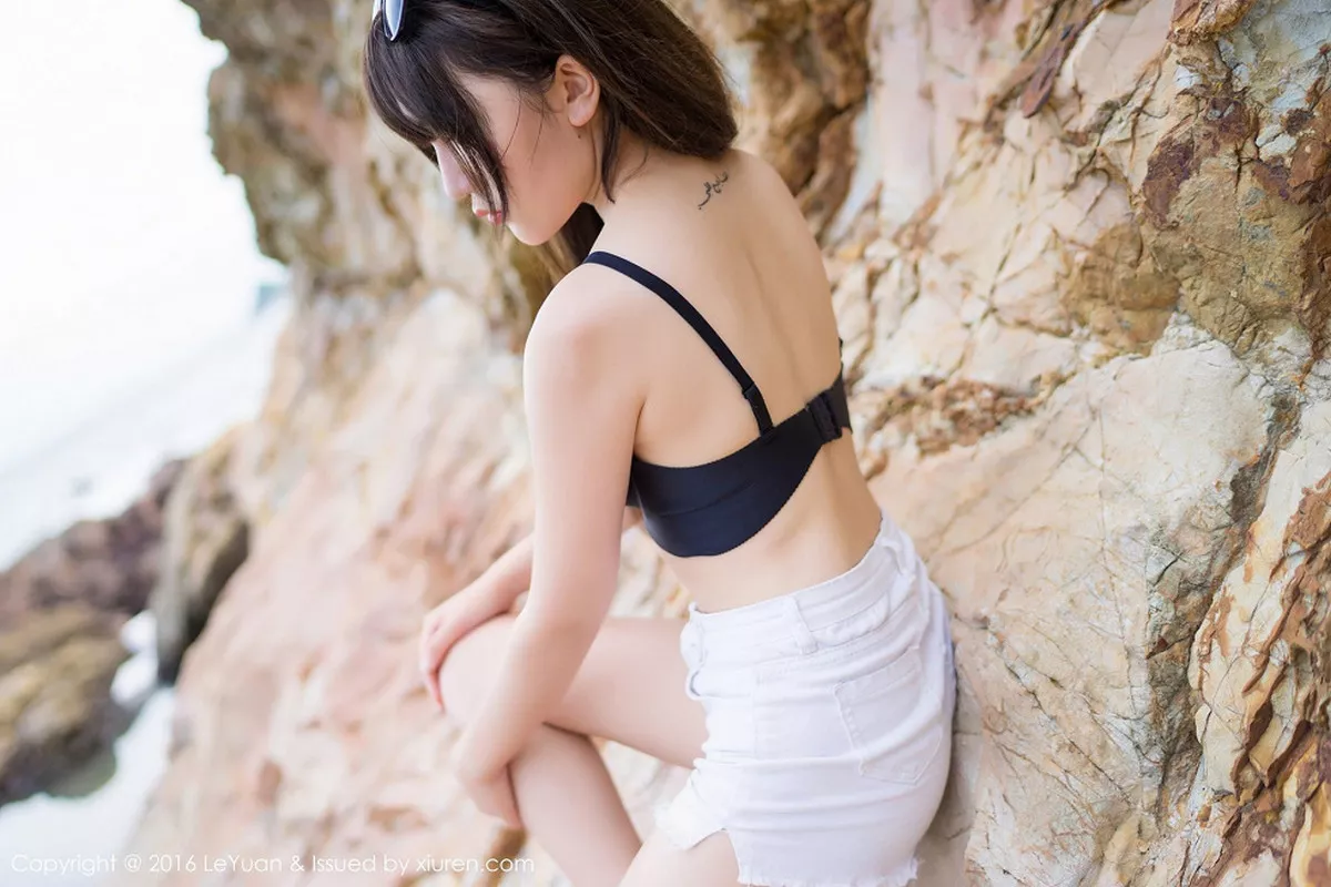 秀人集.com_[LeYuan星乐园]Vol.011_嫩模冷不丁海边性感比基尼白嫩肌肤完美身材迷人写真54P