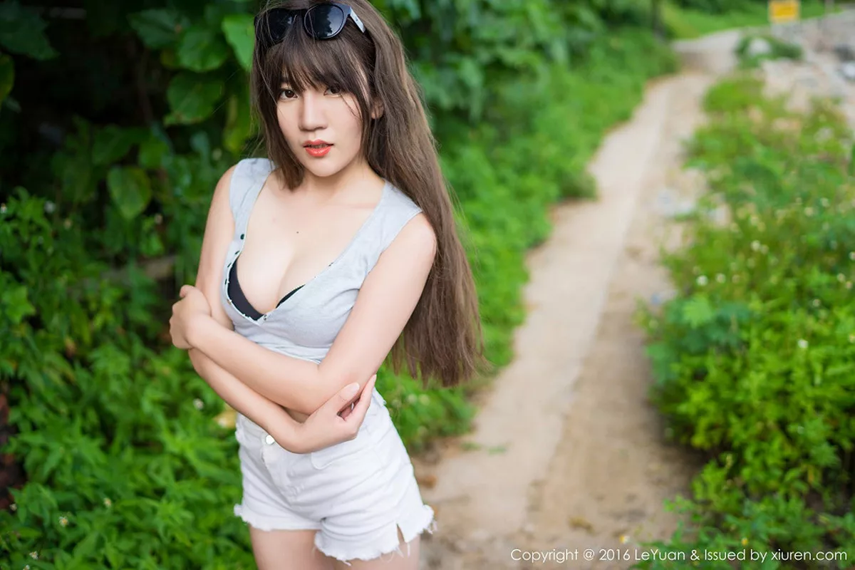 秀人集.com_[LeYuan星乐园]Vol.011_嫩模冷不丁海边性感比基尼白嫩肌肤完美身材迷人写真54P