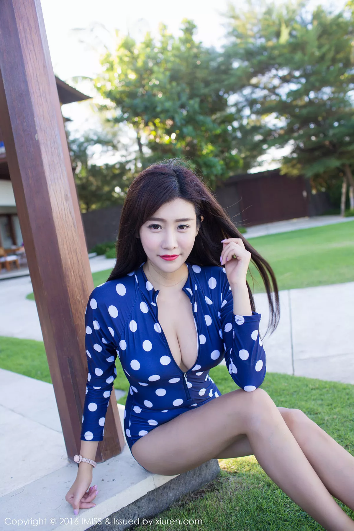 秀人集.com_[IMISS爱蜜社]Vol.103_嫩模程小烦不烦巴厘岛旅拍性感比基尼玫瑰花浴诱惑写真55P