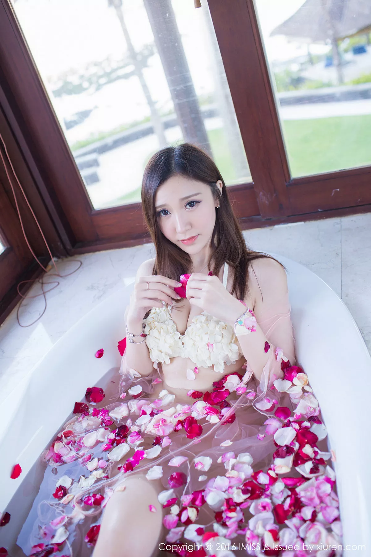 秀人集.com_[IMISS爱蜜社]Vol.102_气质女神淼淼萌萌哒巴厘岛旅拍清纯白纱长裙清新写真49P