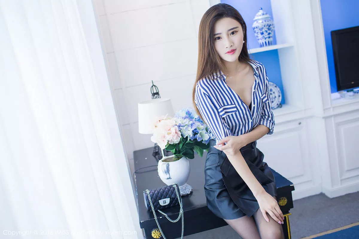 秀人集.com_[IMISS爱蜜社]Vol.135_嫩模格格污巫宽松睡裙下性感内衣秀完美身材清爽写真66P