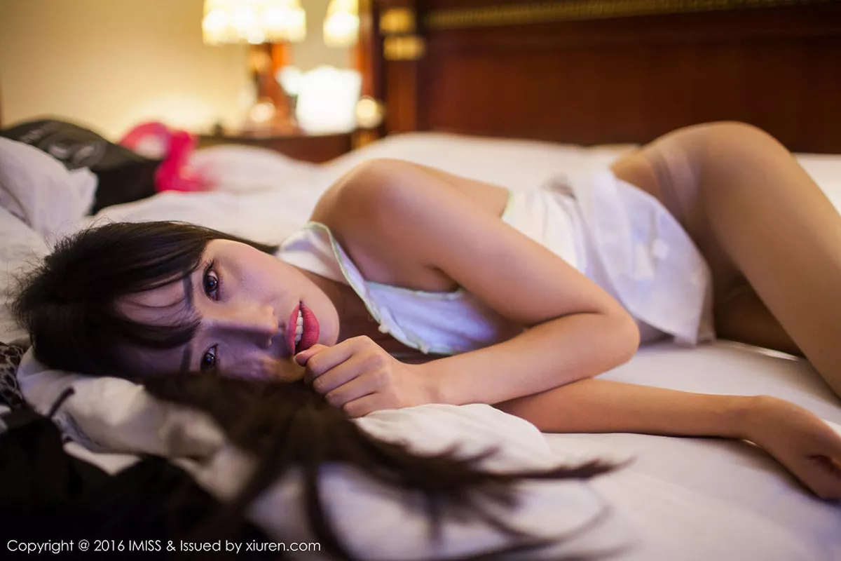 秀人集.com_[IMISS爱蜜社]Vol.122_嫩模石心琪性感肉丝裤袜白色蕾丝内裤私房诱惑写真55P