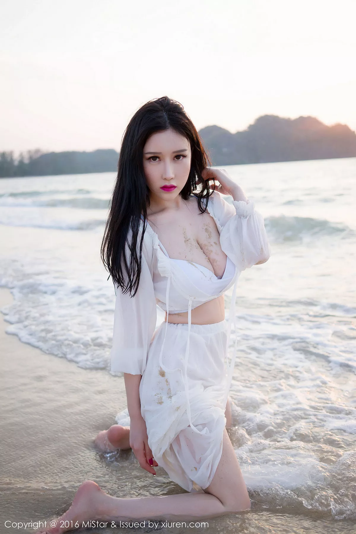 秀人集.com_[MiStar魅妍社]Vol.106_于姬Una兰卡威旅拍海边沙滩白色薄纱裙秀豪乳写真50P