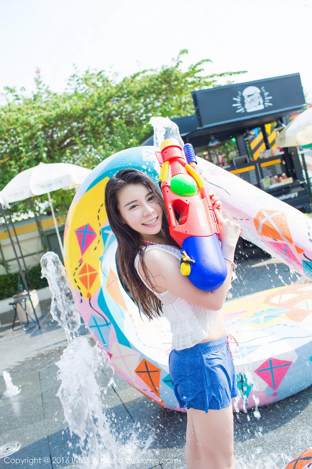 秀人集.com_[IMISS爱蜜社]Vol.126_嫩模vetiver嘉宝贝儿夏日清凉街拍脱上衣秀豪乳写真40P