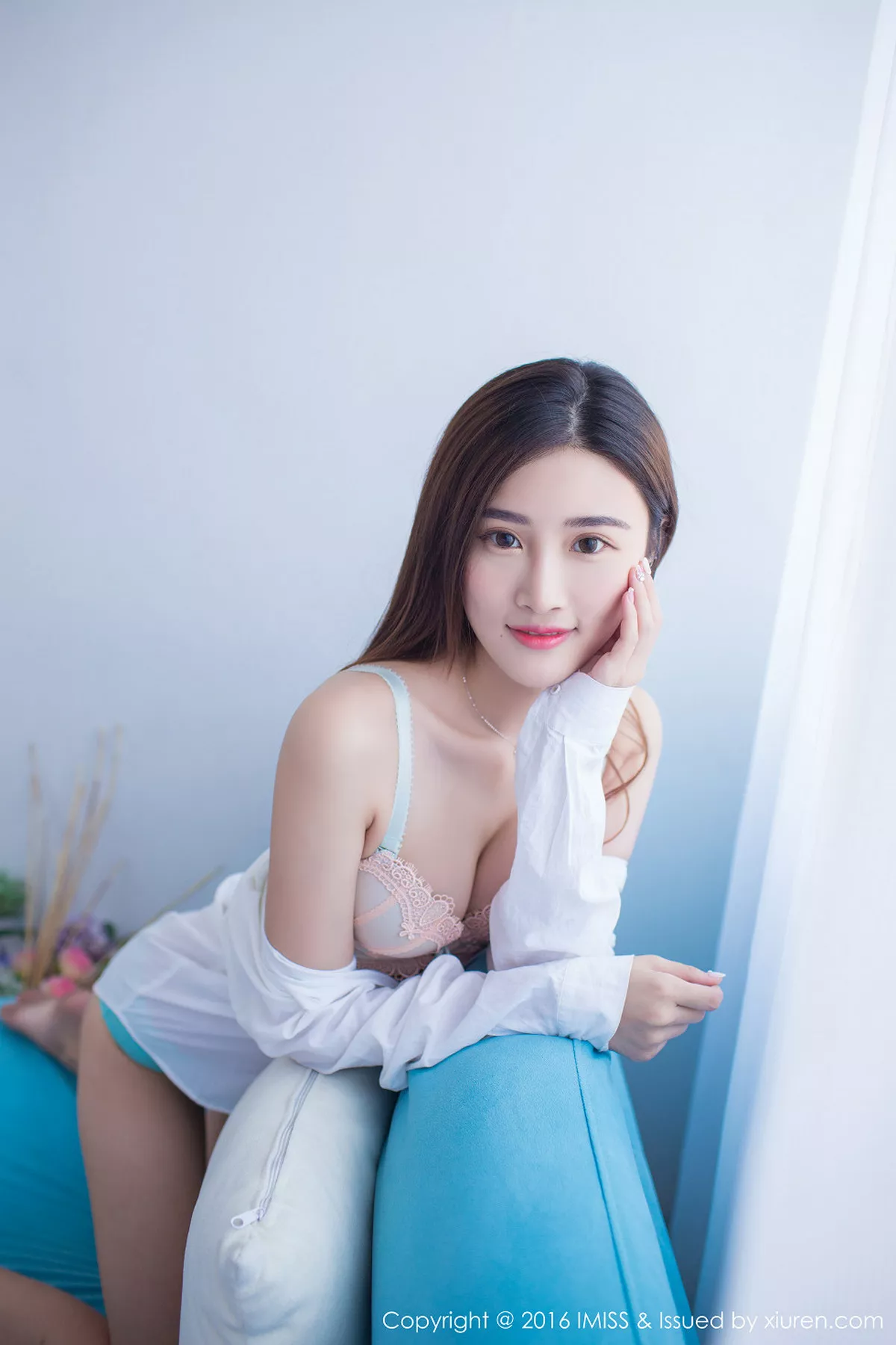 秀人集.com_[IMISS爱蜜社]Vol.135_嫩模格格污巫宽松睡裙下性感内衣秀完美身材清爽写真66P