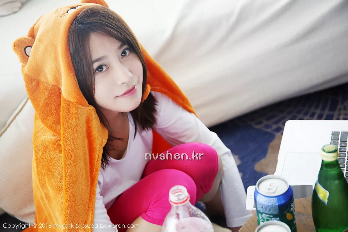 秀人集.com_[MyGirl美媛馆]Vol.233_嫩模许诺Sabrina居家私房护士装白色丝袜性感美腿写真64P