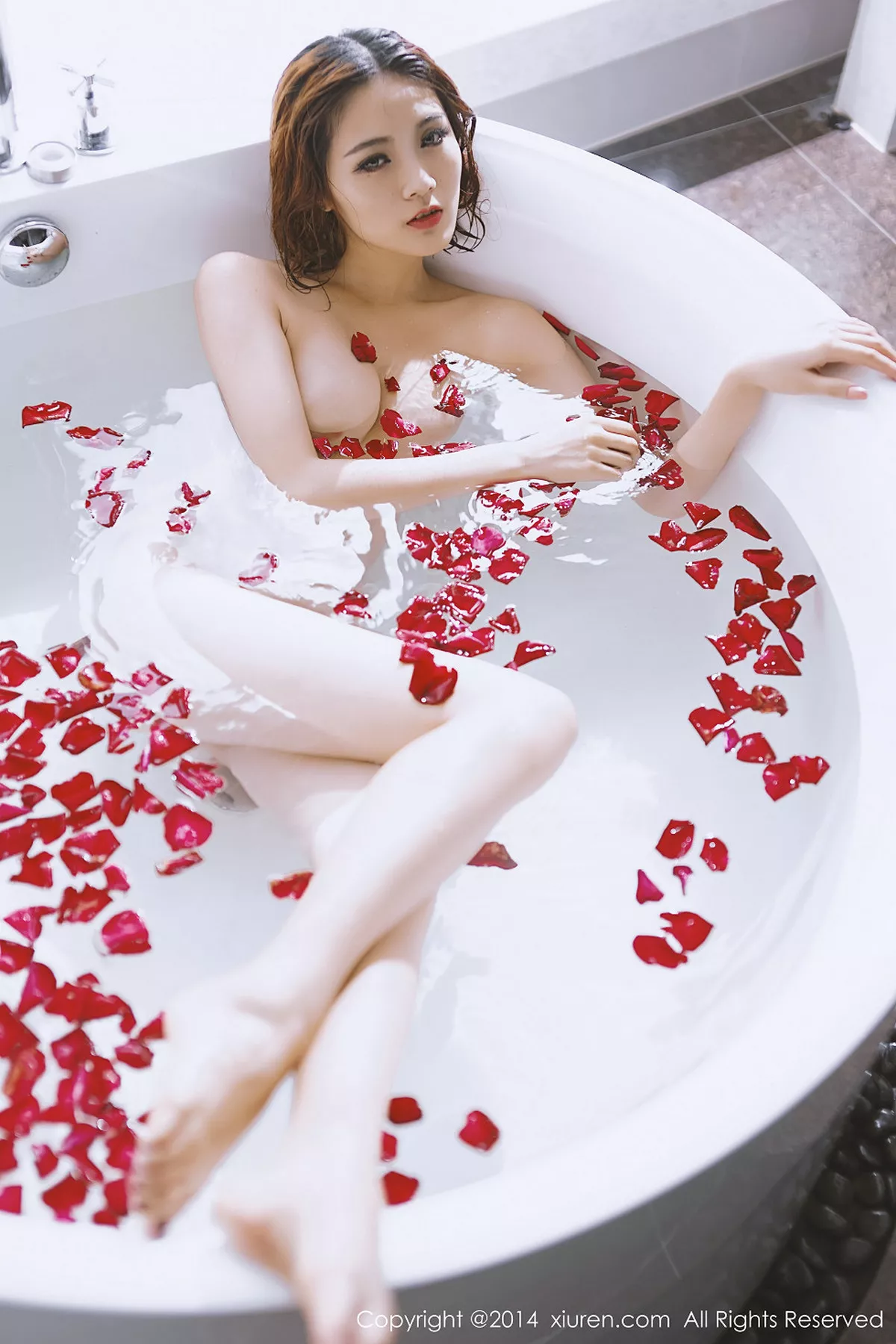 秀人集.com_[XiuRen秀人网]No.211_嫩模YOYO苏小苏浴缸里全裸玫瑰花瓣浴香艳火辣诱惑写真56P