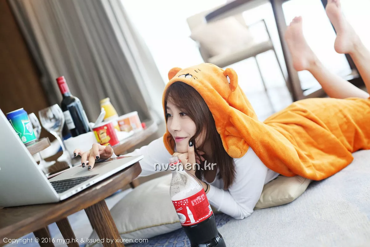 秀人集.com_[MyGirl美媛馆]Vol.233_嫩模许诺Sabrina居家私房护士装白色丝袜性感美腿写真64P