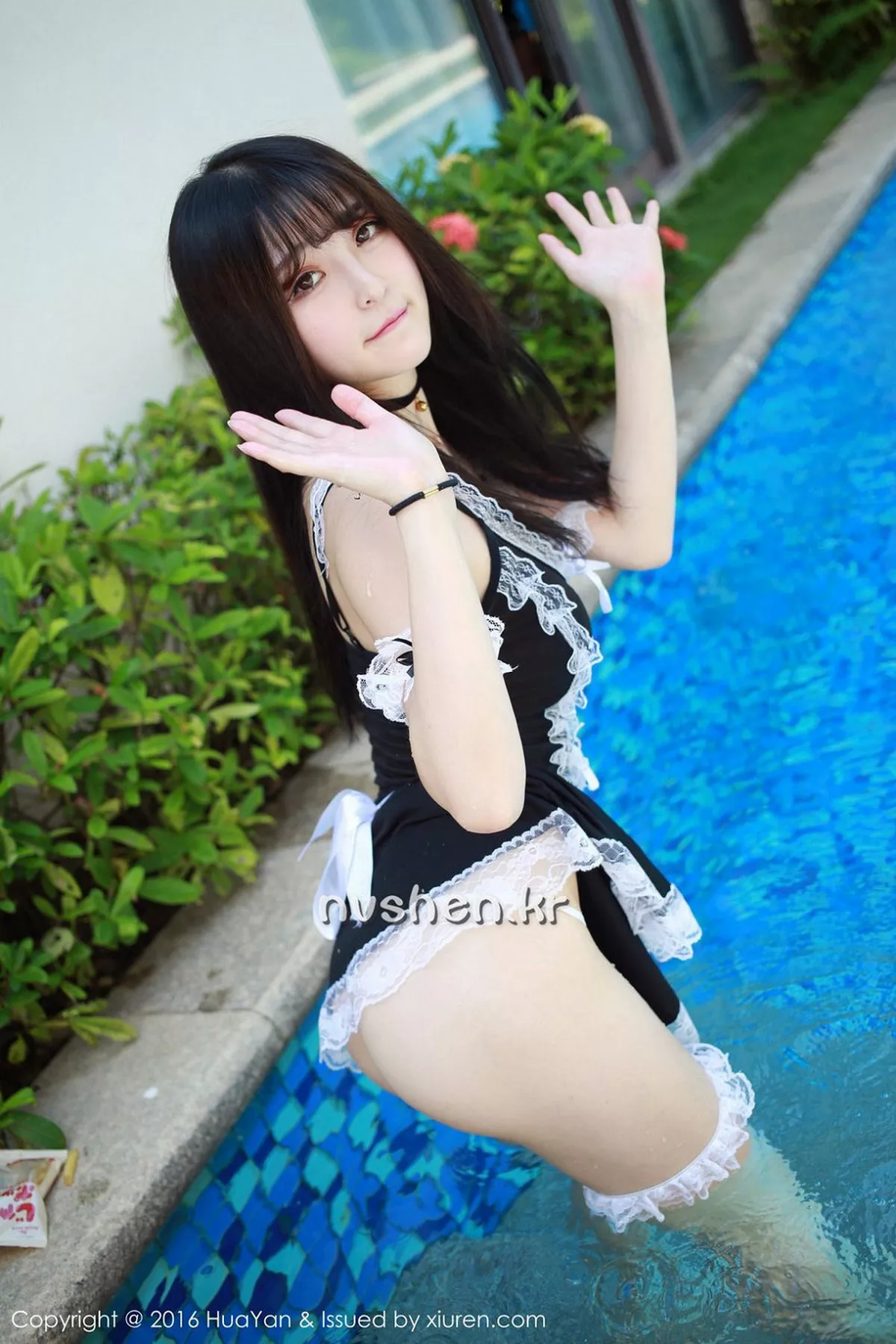 秀人集.com_[HuaYan花の颜]Vol.014_嫩模伊小七MoMo三亚旅拍居家性感女仆装秀美胸迷人写真50P