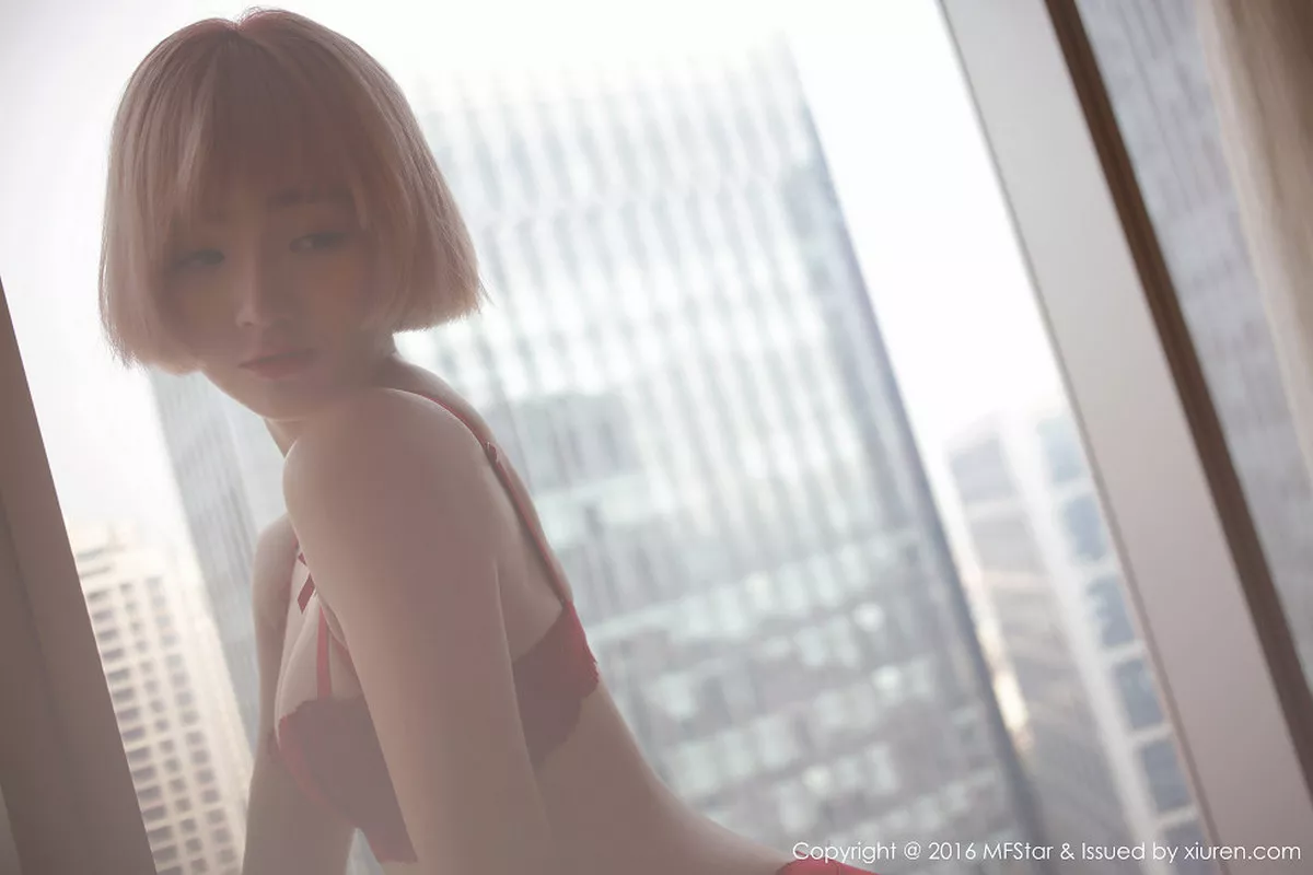 秀人集.com_[MFStar模范学院]Vol.082_嫩模悦爷妖精居家红色内衣半脱内裤秀诱人翘臀写真51P