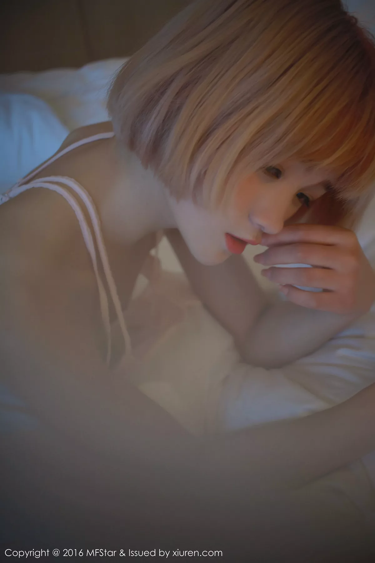 秀人集.com_[MFStar模范学院]Vol.082_嫩模悦爷妖精居家红色内衣半脱内裤秀诱人翘臀写真51P