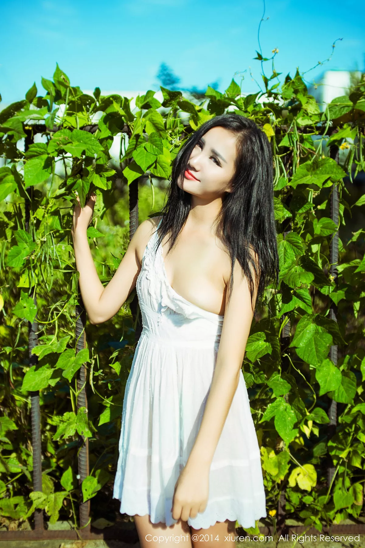 秀人集.com_[XiuRen秀人网]No.226_邻家美女刘薇拉户外花丛中性感内衣秀完美身材写真50P