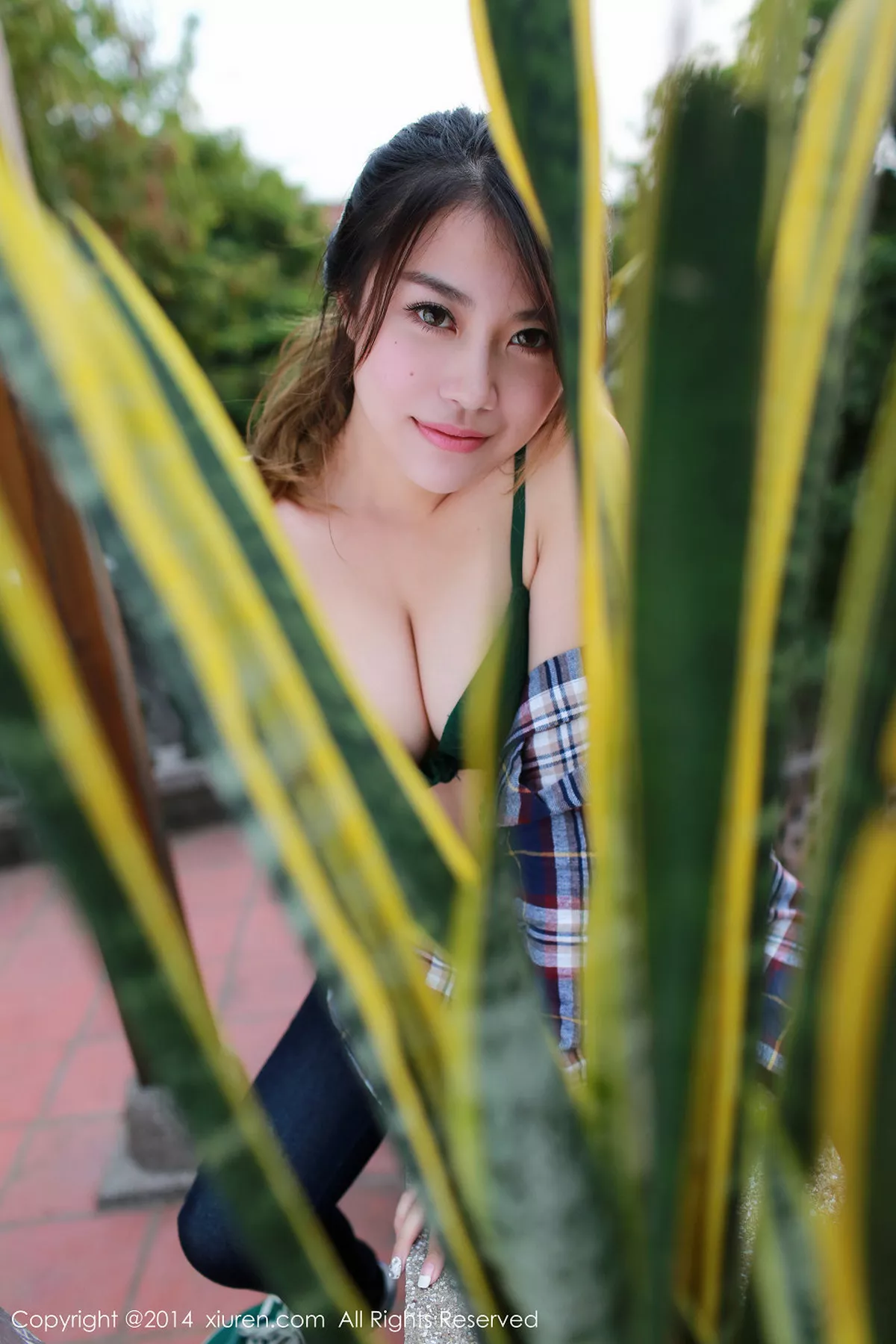 秀人集.com_[XiuRen秀人网]No.243_嫩模许诺Sabrina厦门旅拍格子衬衫下性感美胸写真48P