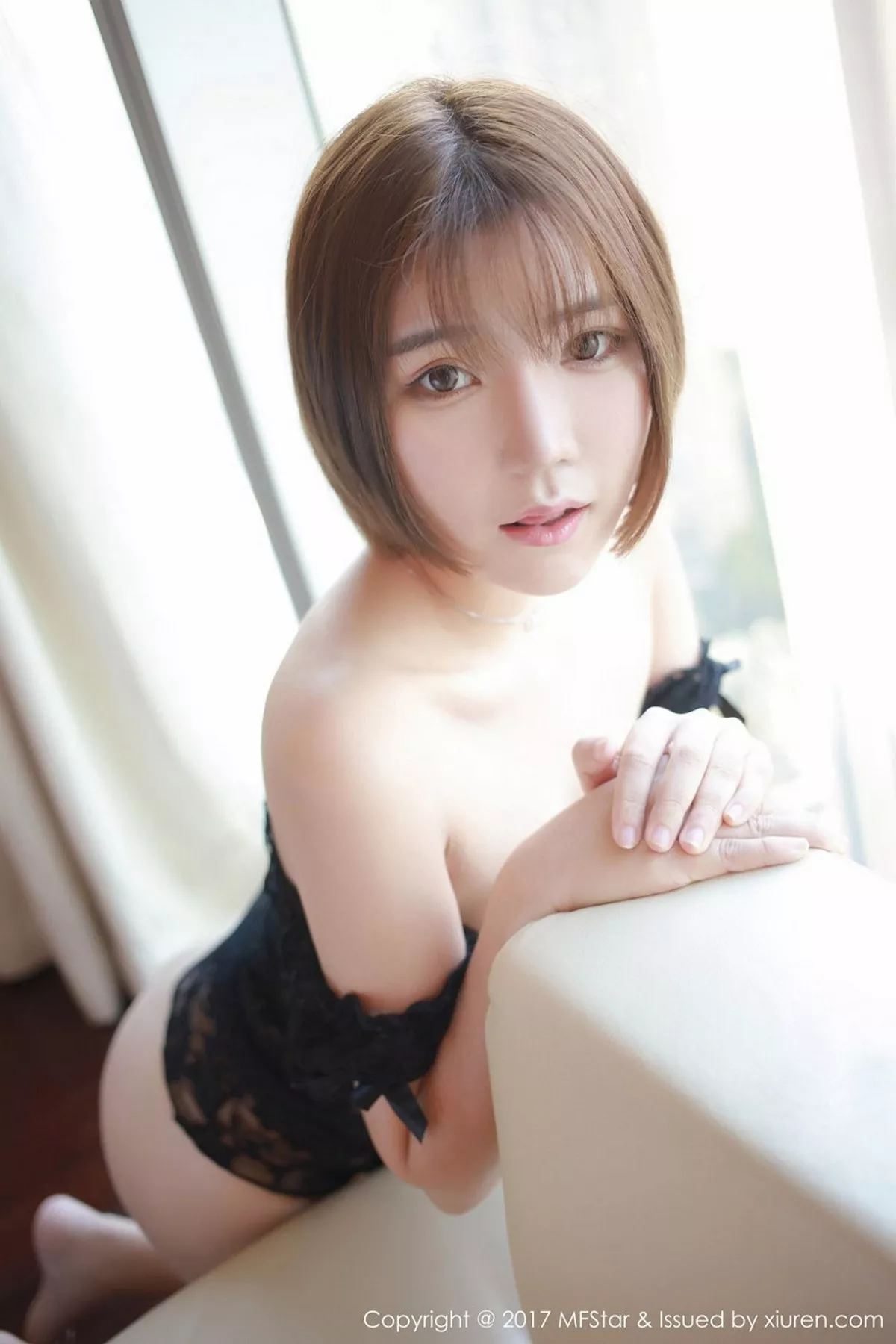 秀人集.com_[MFStar模范学院]Vol.089_丽质嫩模冷不丁居家白衬衣不穿内衣秀美胸撩人写真52P