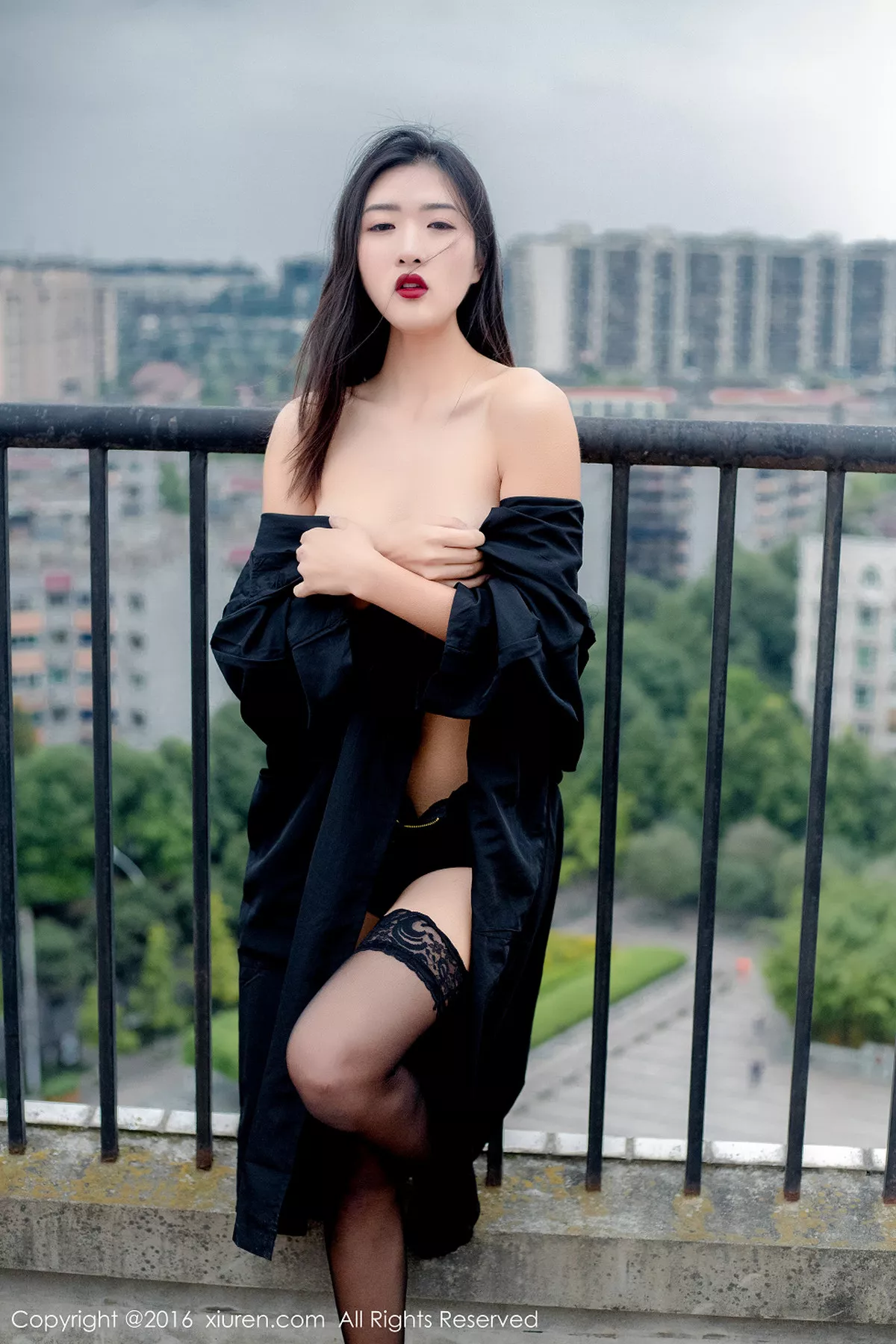 秀人集.com_[XiuRen秀人网]No.624_嫩模周琰琳LIN室外露天天台性感内衣黑色蕾丝袜迷人美腿写真49P