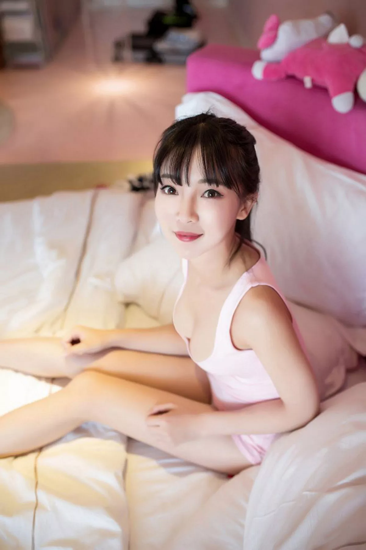 秀人集.com_[XiuRen秀人网]No.593_性感小萝莉Mio莉莉丝粉红吊带背心秀美胸迷人写真52P