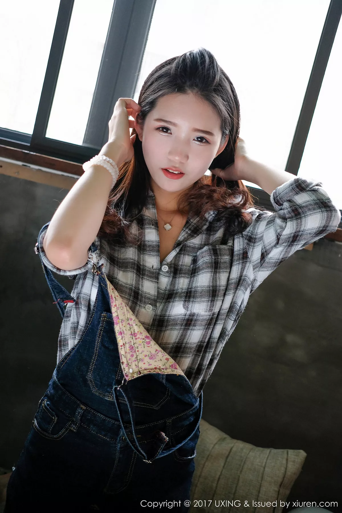 秀人集.com_[UXING优星馆]Vol.044_童颜巨乳嫩模可爱的小叶子脱牛仔衬衫秀完美曲线诱惑写真40P