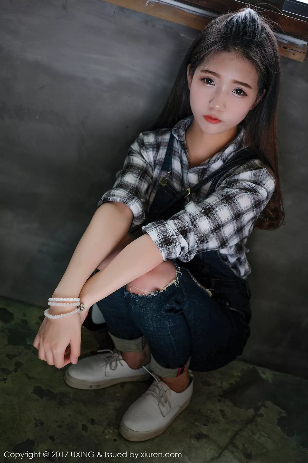 秀人集.com_[UXING优星馆]Vol.044_童颜巨乳嫩模可爱的小叶子脱牛仔衬衫秀完美曲线诱惑写真40P