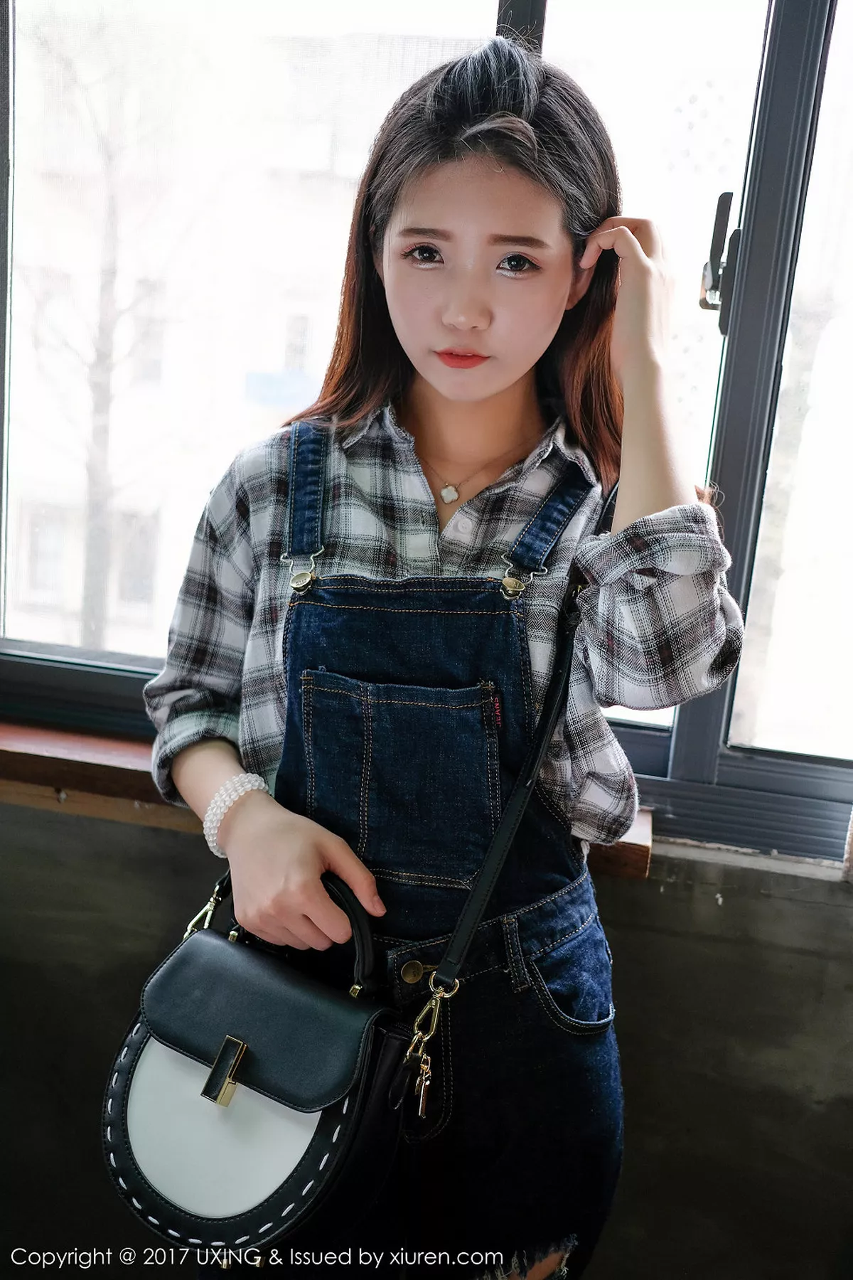 秀人集.com_[UXING优星馆]Vol.044_童颜巨乳嫩模可爱的小叶子脱牛仔衬衫秀完美曲线诱惑写真40P