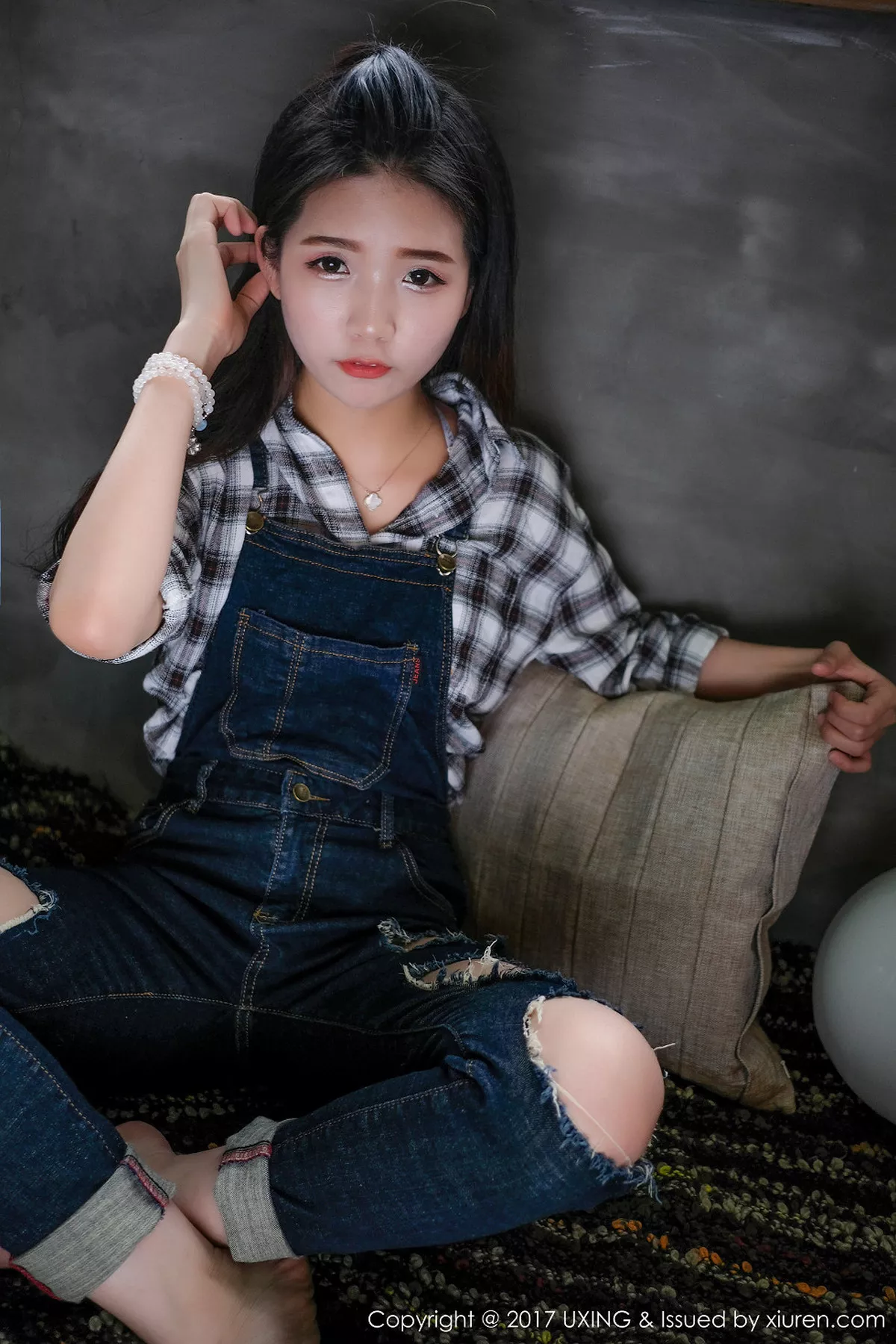 秀人集.com_[UXING优星馆]Vol.044_童颜巨乳嫩模可爱的小叶子脱牛仔衬衫秀完美曲线诱惑写真40P