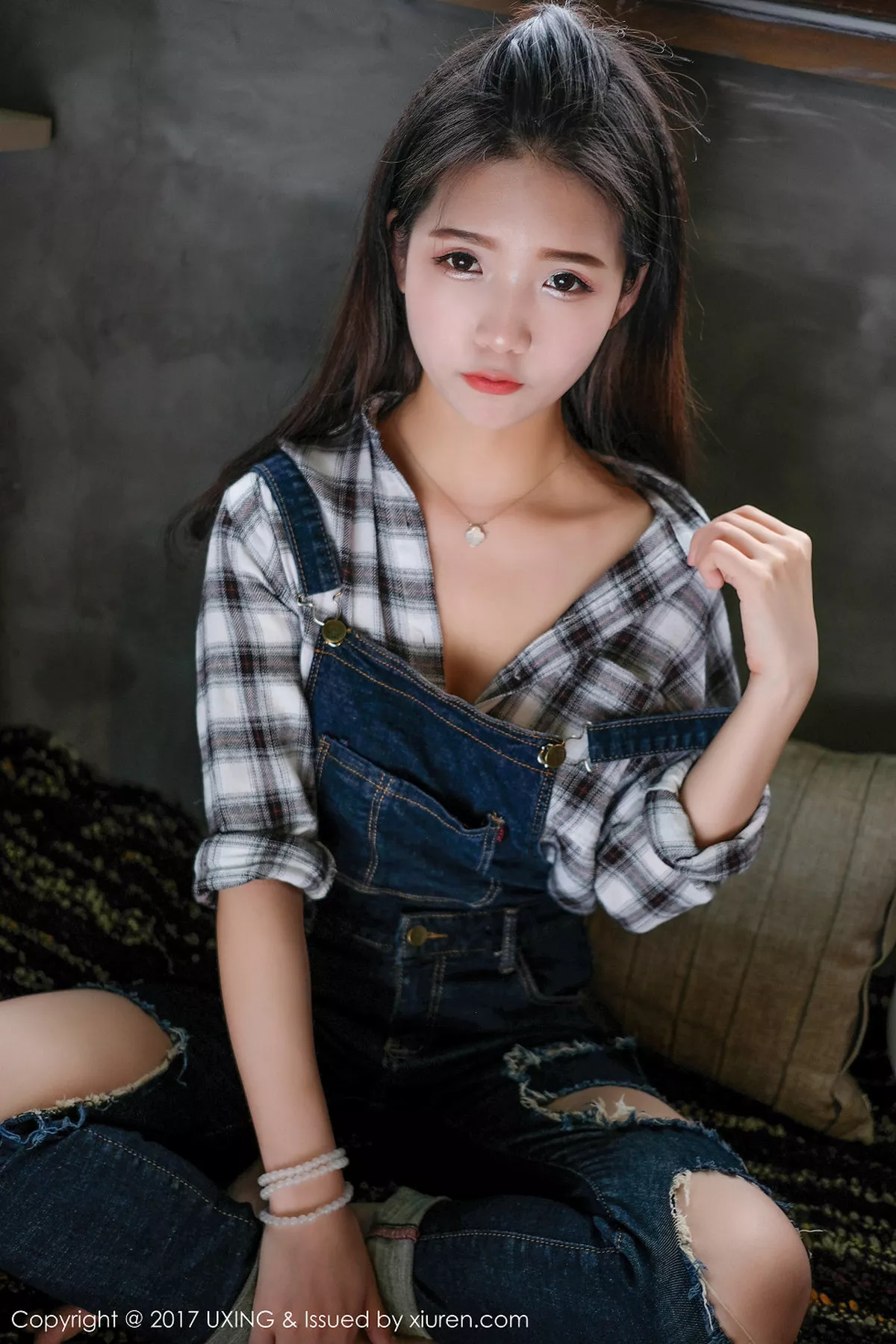 秀人集.com_[UXING优星馆]Vol.044_童颜巨乳嫩模可爱的小叶子脱牛仔衬衫秀完美曲线诱惑写真40P