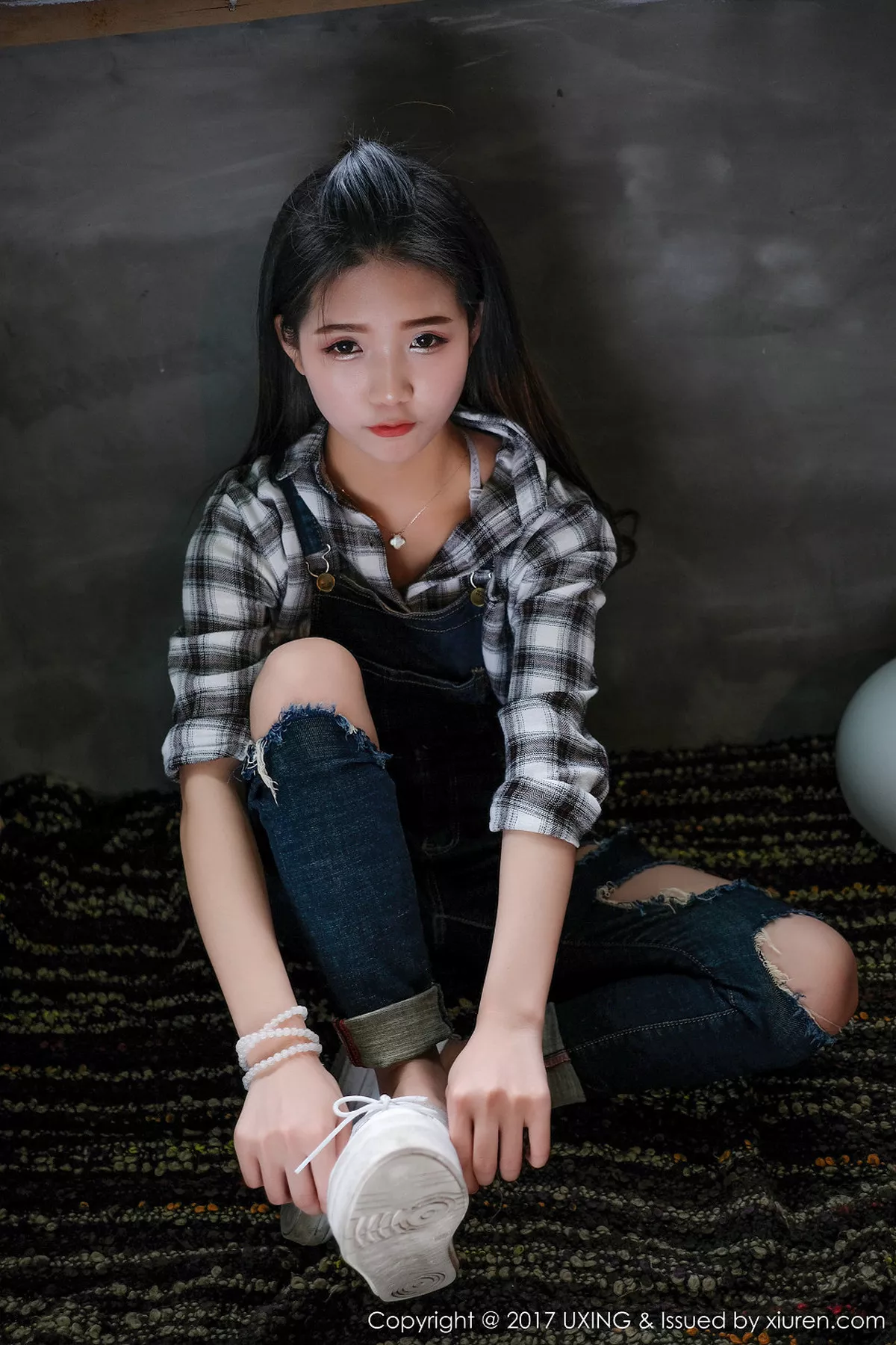 秀人集.com_[UXING优星馆]Vol.044_童颜巨乳嫩模可爱的小叶子脱牛仔衬衫秀完美曲线诱惑写真40P