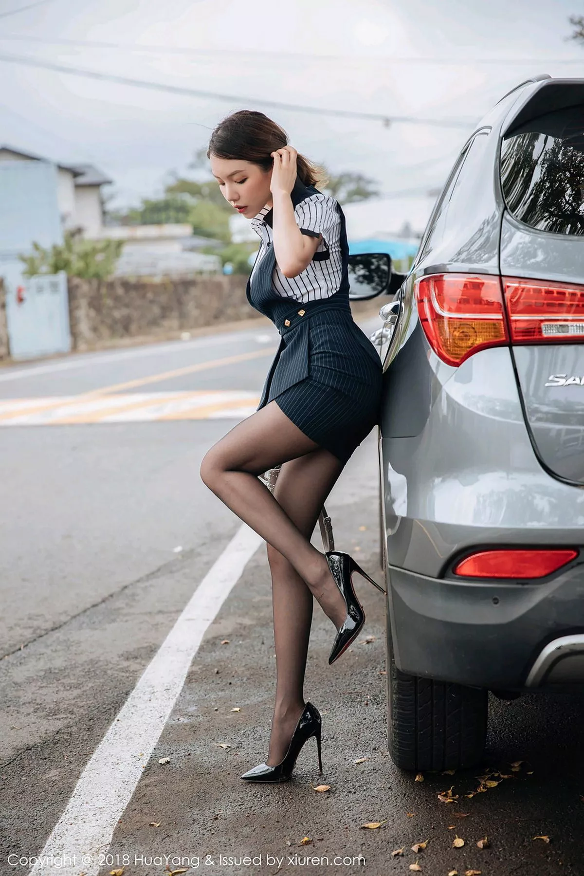 秀人集.com_[HuaYang花漾]Vol.087_女神黄乐然济州岛旅拍黑短裙半脱秀无内黑丝裤袜撩人诱惑写真101P