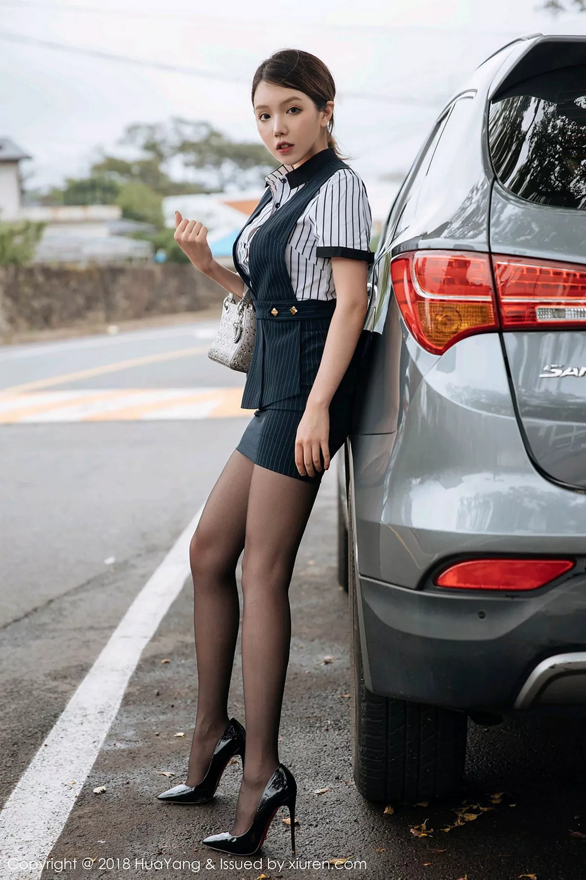 秀人集.com_[HuaYang花漾]Vol.087_女神黄乐然济州岛旅拍黑短裙半脱秀无内黑丝裤袜撩人诱惑写真101P