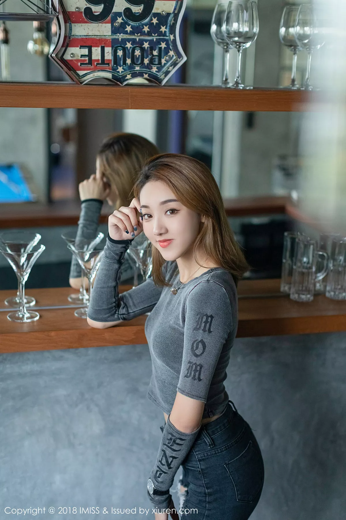 秀人集.com_[IMISS爱蜜社]Vol.295_嫩模美琪vicky户外粉色背带牛仔热裤秀完美身材性感写真34P