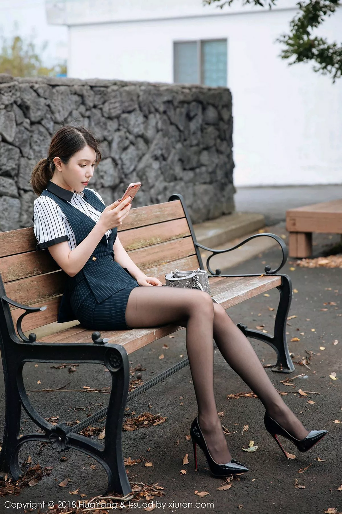 秀人集.com_[HuaYang花漾]Vol.087_女神黄乐然济州岛旅拍黑短裙半脱秀无内黑丝裤袜撩人诱惑写真101P