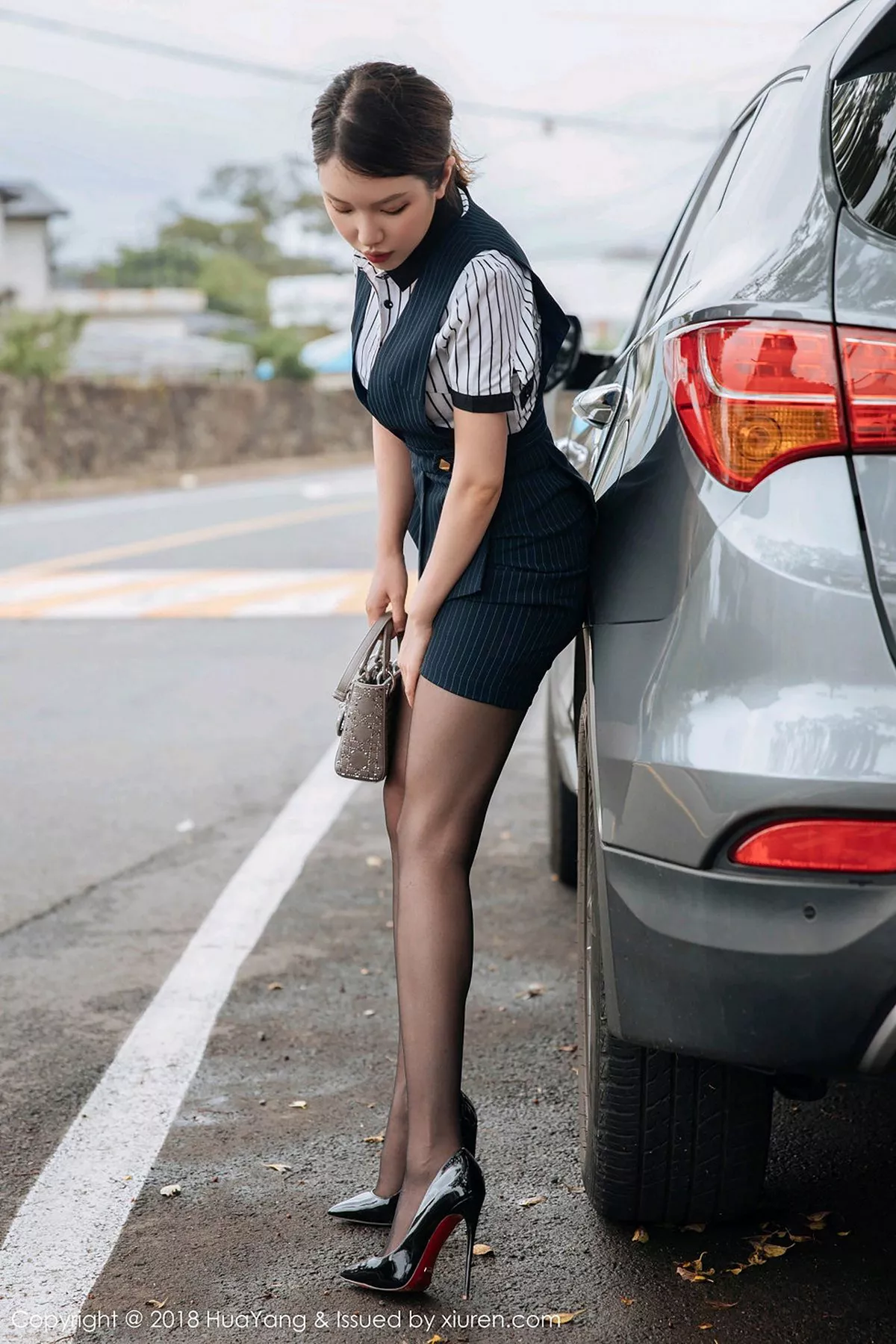 秀人集.com_[HuaYang花漾]Vol.087_女神黄乐然济州岛旅拍黑短裙半脱秀无内黑丝裤袜撩人诱惑写真101P