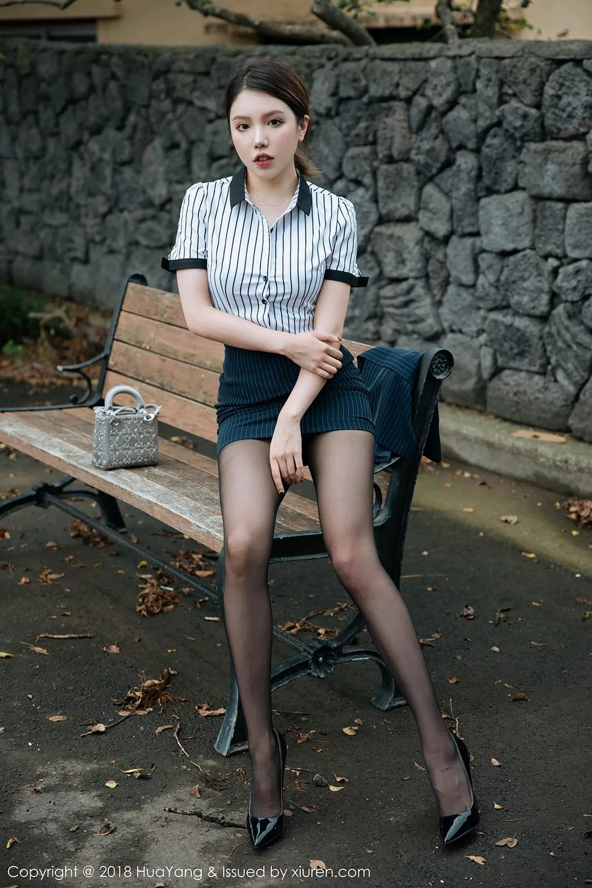 秀人集.com_[HuaYang花漾]Vol.087_女神黄乐然济州岛旅拍黑短裙半脱秀无内黑丝裤袜撩人诱惑写真101P