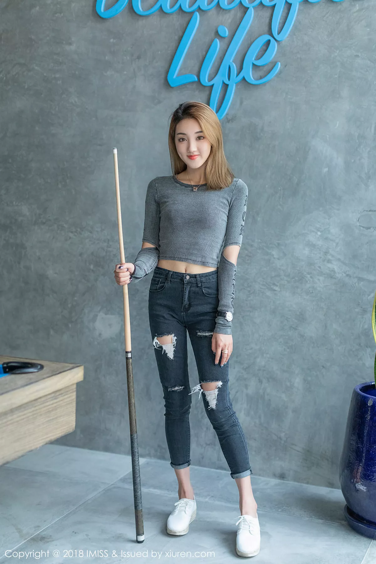 秀人集.com_[IMISS爱蜜社]Vol.295_嫩模美琪vicky户外粉色背带牛仔热裤秀完美身材性感写真34P