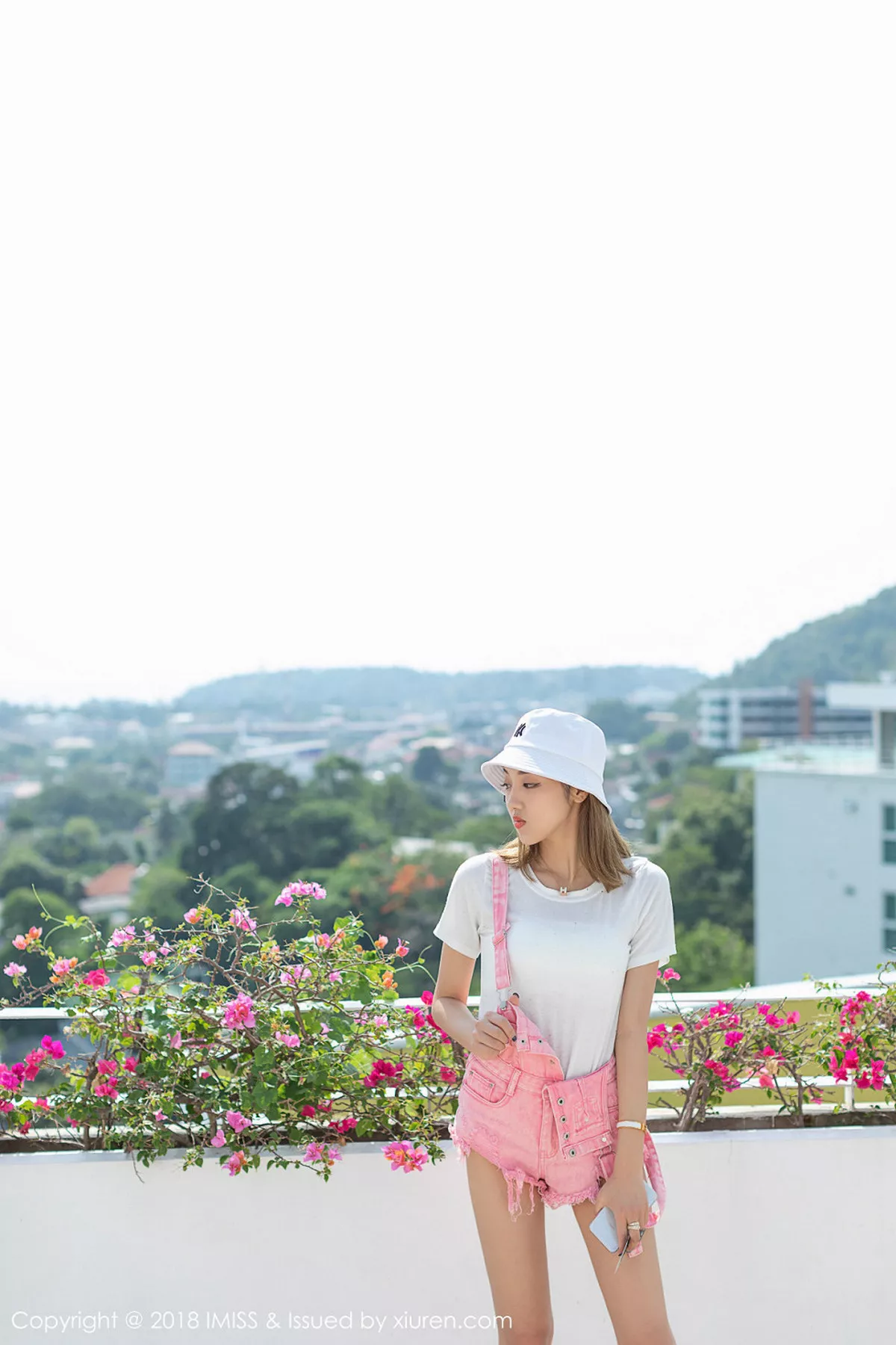 秀人集.com_[IMISS爱蜜社]Vol.295_嫩模美琪vicky户外粉色背带牛仔热裤秀完美身材性感写真34P