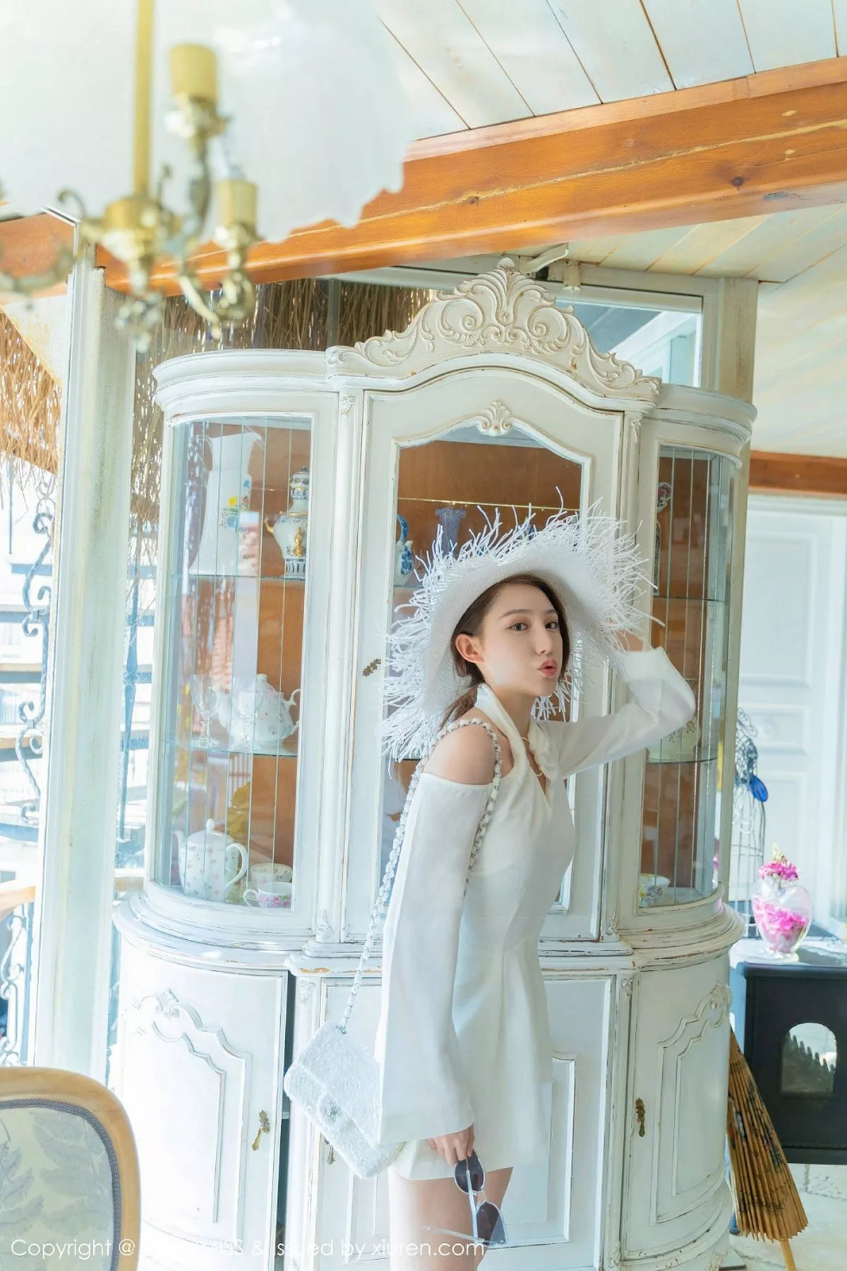 秀人集.com_[IMISS爱蜜社]Vol.368_女神Lynn刘奕宁土耳其旅拍户外白色比基尼秀完美身材诱惑写真39P