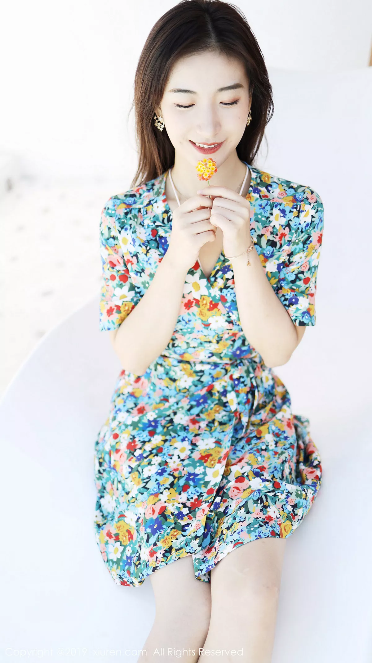 秀人集.com_[XiuRen秀人网]No.1641_嫩模艺儿伢呦户外海边性感花色连身裙秀完美身材靓丽迷人写真53P