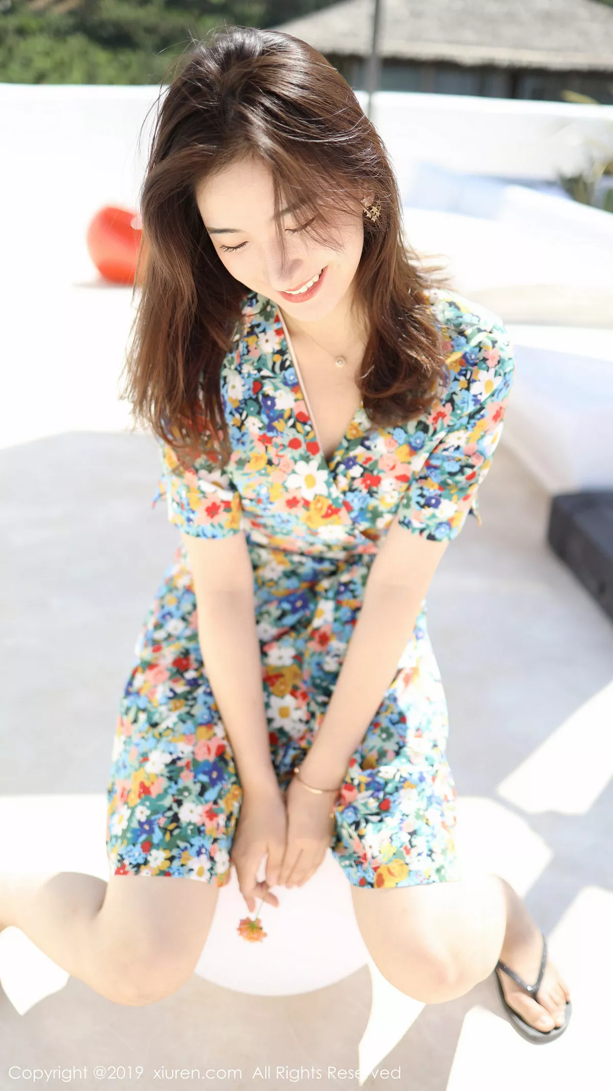 秀人集.com_[XiuRen秀人网]No.1641_嫩模艺儿伢呦户外海边性感花色连身裙秀完美身材靓丽迷人写真53P