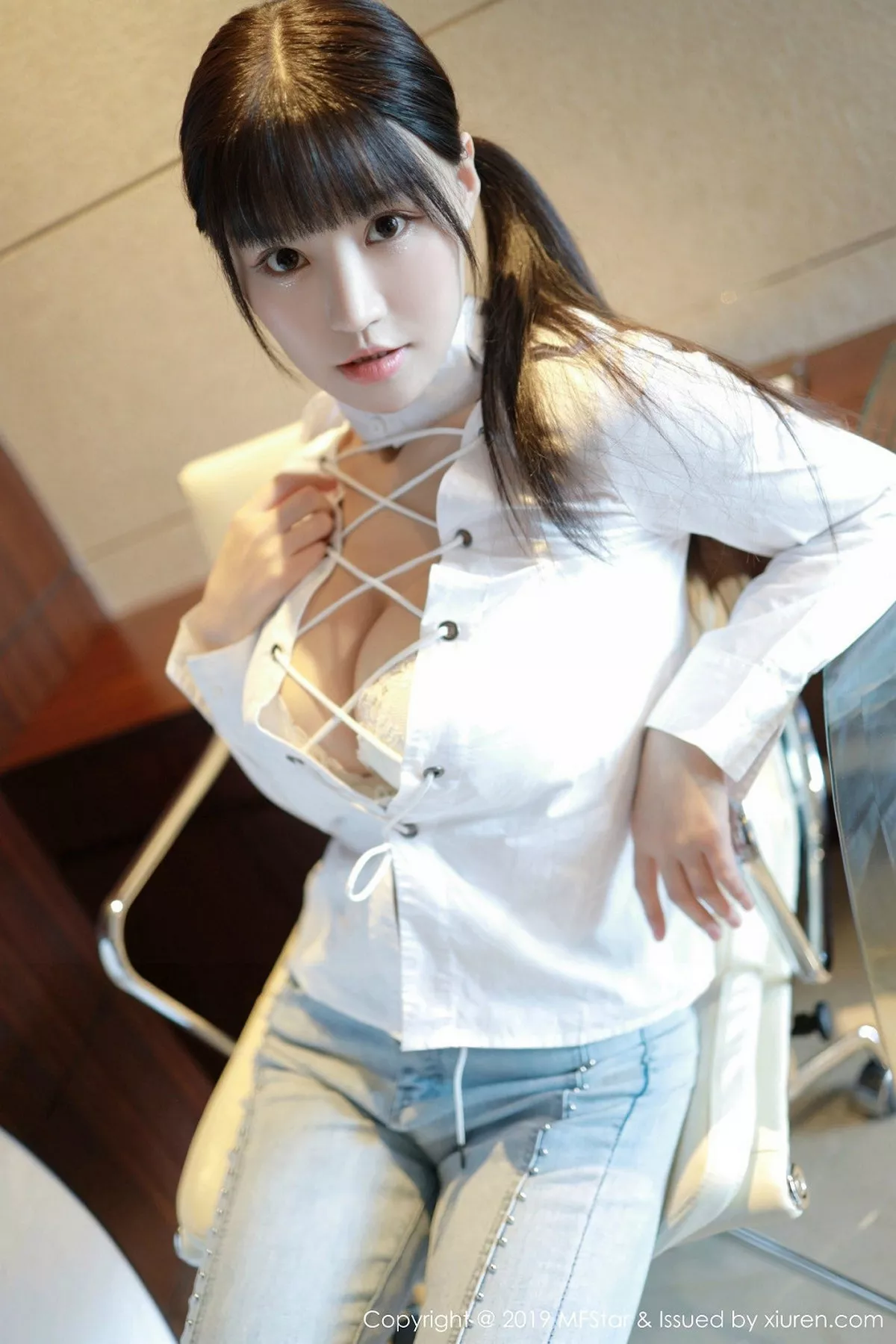 秀人集.com_[MFStar模范学院]Vol.207_嫩模Flower朱可儿白衬衣配牛仔裤半脱露豪乳极致诱惑写真58P